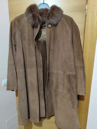 Abrigo de ante marrón con cuello de pelo 100% piel