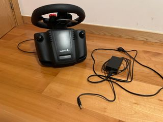 Volante Logitech ps4/pc + pedales como nuevo