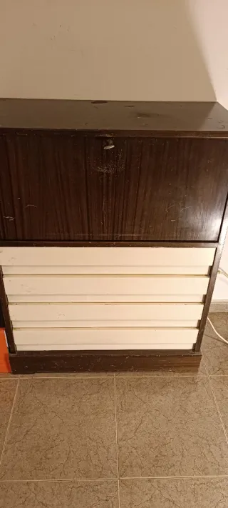 Escritorio de madera con cajones