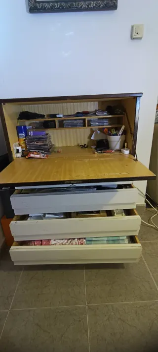 Escritorio de madera con cajones