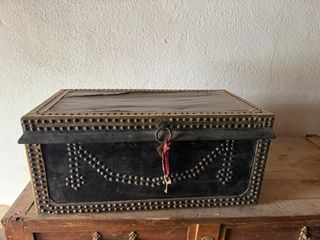 Baúl antiguo decorado con tachuelas