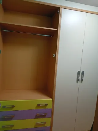 Armari i calaixos habitació infantil.
