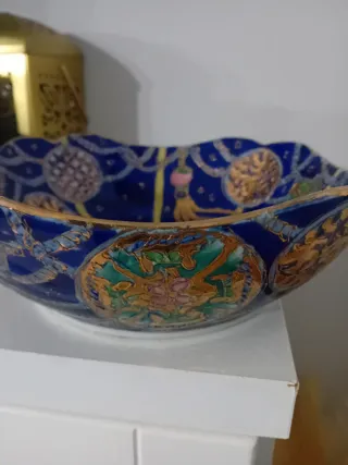 Cuenco china antiguo de porcelana azul y dorada