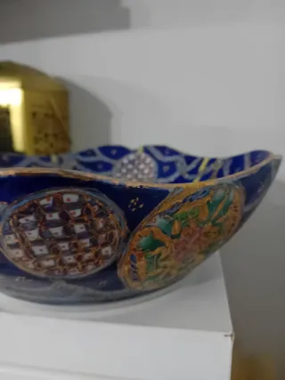 Cuenco china antiguo de porcelana azul y dorada