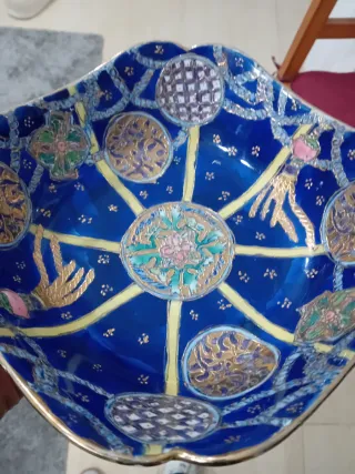 Cuenco china antiguo de porcelana azul y dorada