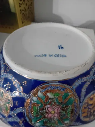 Cuenco china antiguo de porcelana azul y dorada