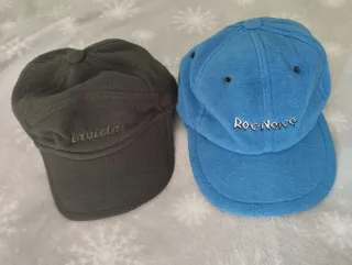 Gorra polar azul y Gorra polar negra.
