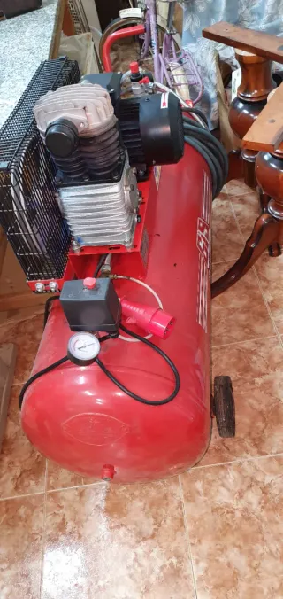 Compresor de aire rojo