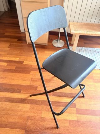 Silla de madera y metal negra