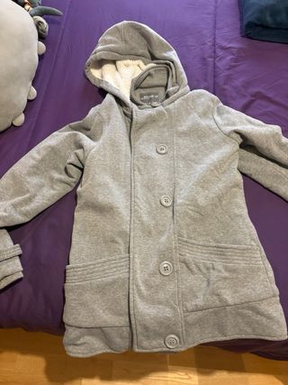 Abrigo gris con capucha y botones calentito pelito