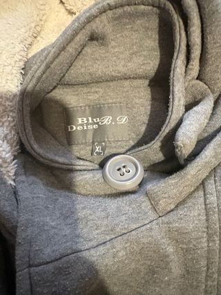 Abrigo gris con capucha y botones calentito pelito