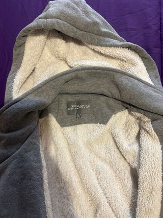 Abrigo gris con capucha y botones calentito pelito
