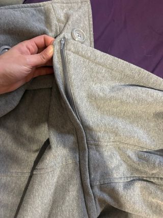 Abrigo gris con capucha y botones calentito pelito