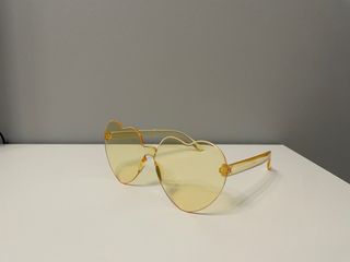 Gafas de sol corazón fiesta amarillas