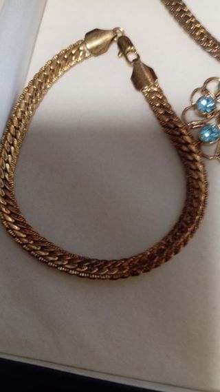 Conjunto Collar y Pulseras Doradas