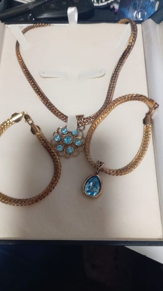 Conjunto Collar y Pulseras Doradas