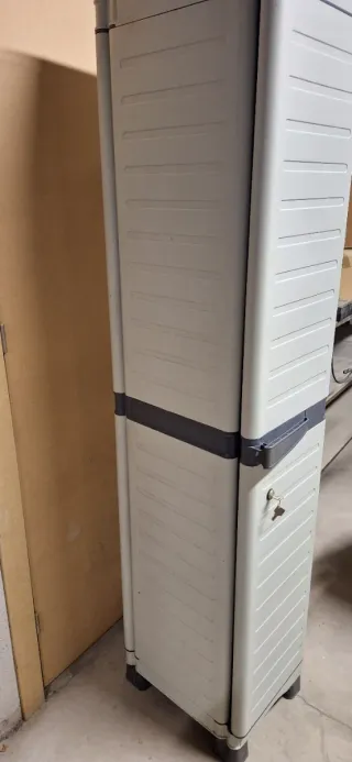 Armario de plástico gris para exterior