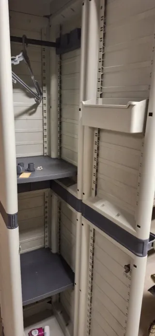 Armario de plástico gris para exterior