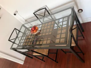 Mesa de comedor. Mesa de té. Estantería