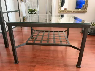 Mesa de comedor. Mesa de té. Estantería