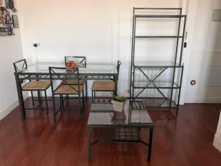 Mesa de comedor. Mesa de té. Estantería