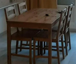 Mesa de madera con 6 sillas