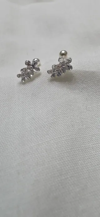 Pendientes de plata con diseño floral