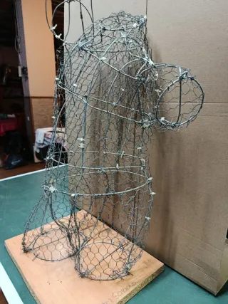 Boceto escultura busto alambre gallinero