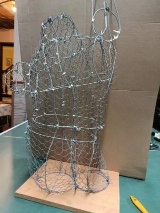 Boceto escultura busto alambre gallinero