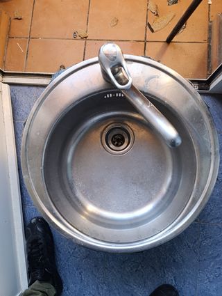 Fregadero de metal con grifo