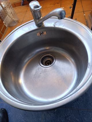 Fregadero de metal con grifo