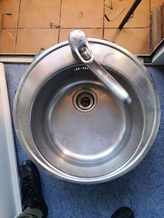 Fregadero de metal con grifo