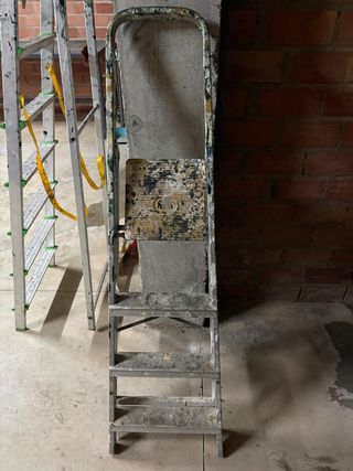 Escalera plegable de 4 peldaños