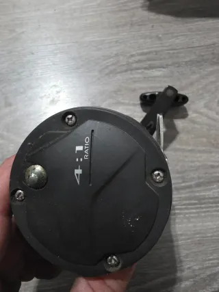 Carrete de pesca negro