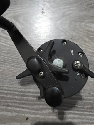 Carrete de pesca negro