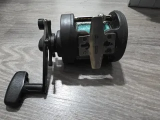 Carrete de pesca negro