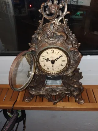 Reloj de sobremesa antiguo de bronce.