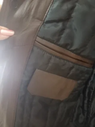 Americana de piel marrón