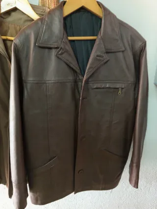 Americana de piel marrón