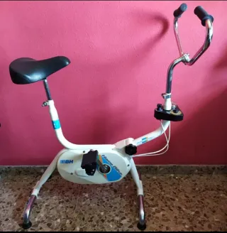 Bicicleta estática BH. Manillar regulable. 2fotos.