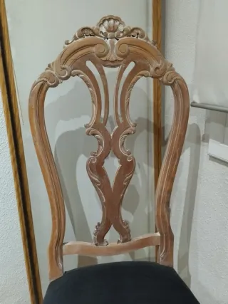 Silla antigua de madera tallada.