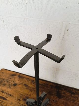 Pie alto para macetas o herramientas