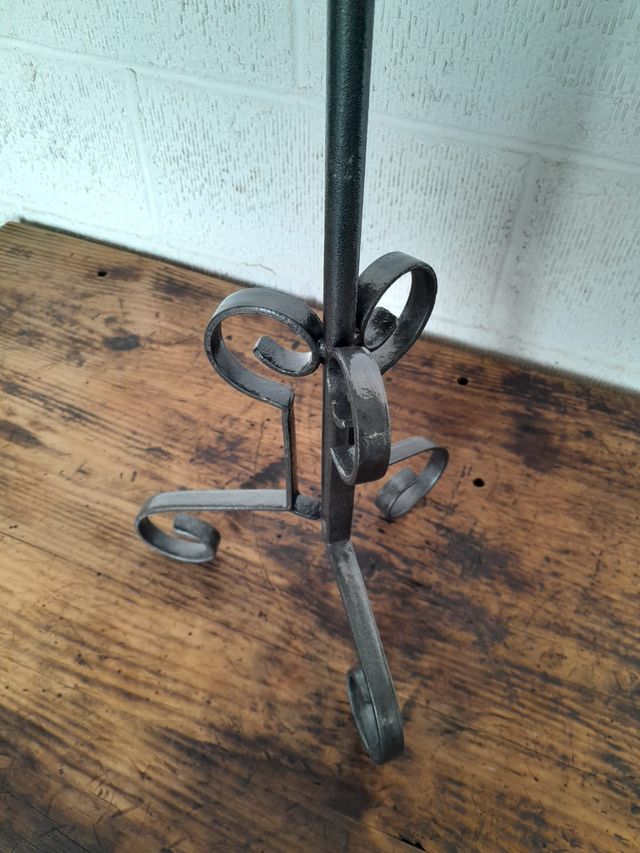 Pie alto para macetas o herramientas