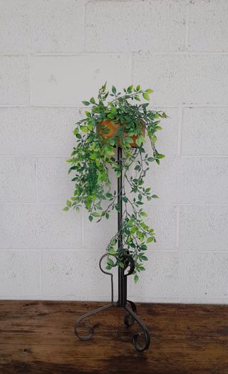 Pie alto para macetas o herramientas