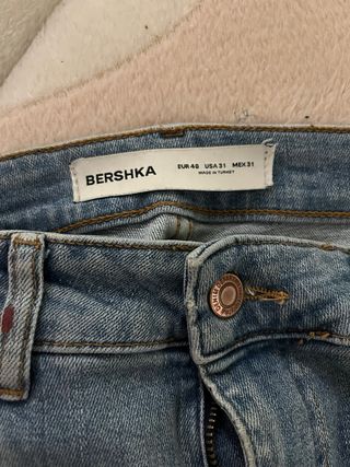 Pantalones vaqueros Bershka rotos talla 40