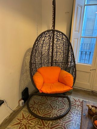 Silla columpio mimbre y cojín naranja