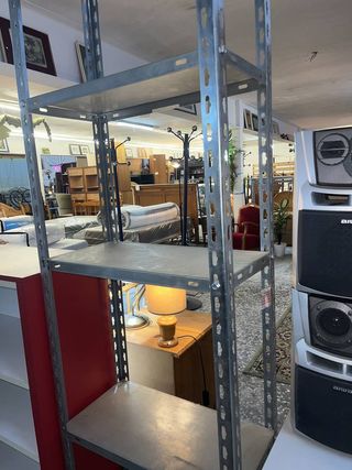 ESTANTERÍA METÁLICA