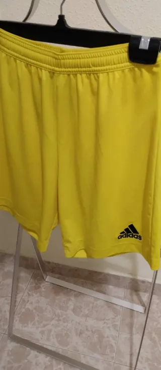 Pantalón corto deportivo Adidas amarillo