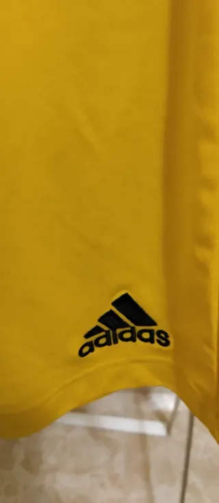 Pantalón corto deportivo Adidas amarillo