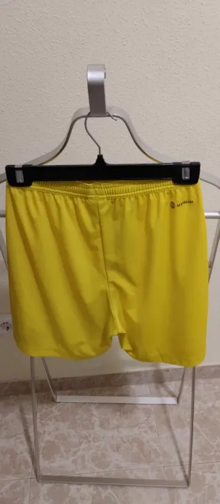 Pantalón corto deportivo Adidas amarillo